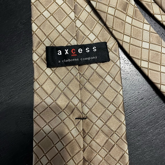 Claiborne Silk Neck tie Gold Geometric Pattern Classic Men Tie - Picture 3 of 5